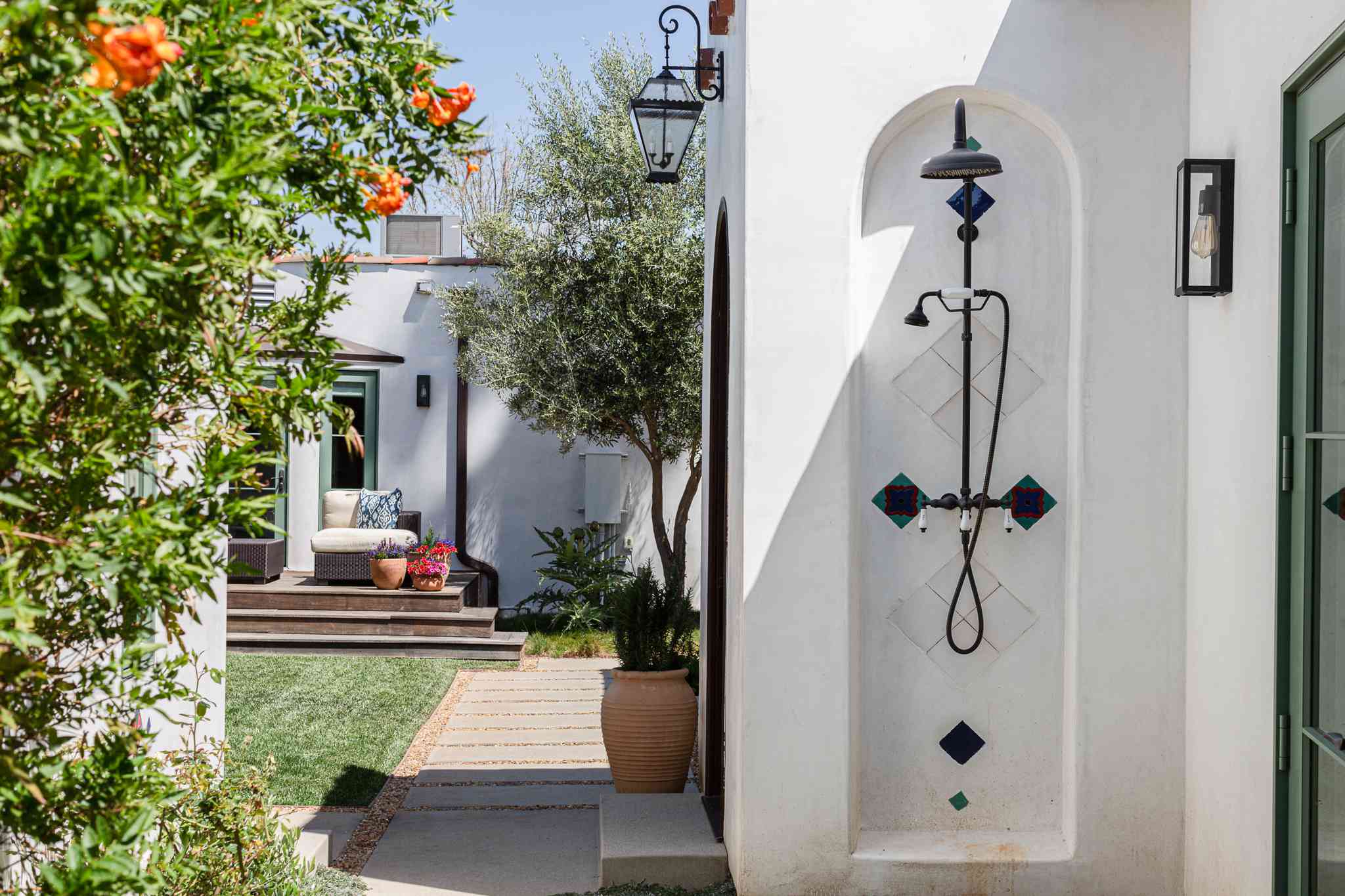 Outdoor Showers For Pool Areas: Practical And Stylish Solutions