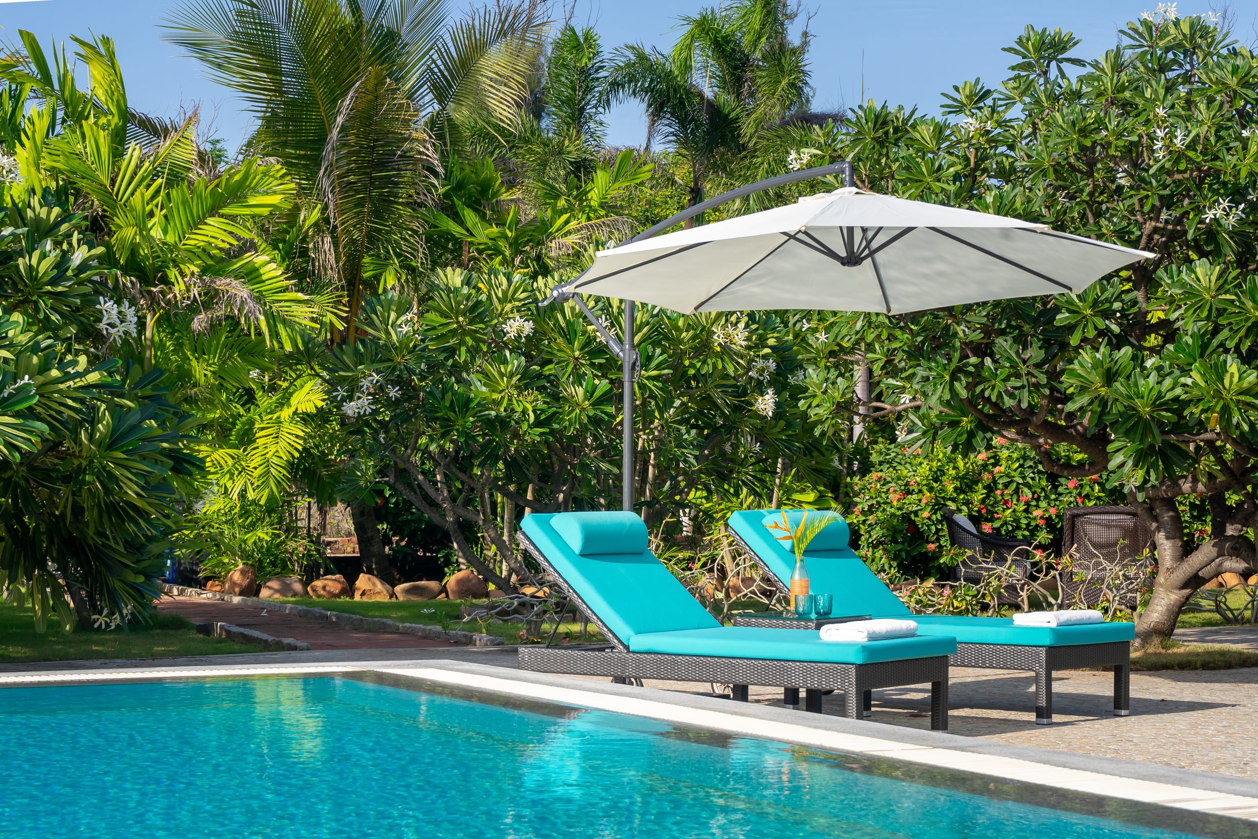 Poolside Umbrellas: Shade Options For Sunny Days